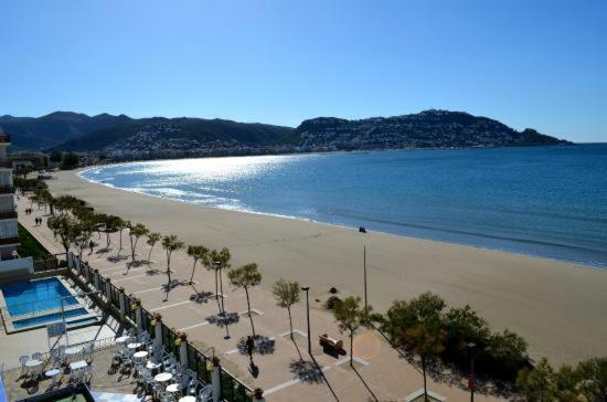 Holidays Penthouse Vues Panoramiques Sur Le Port Naval,Un Sejour Elegant Assure " Wifi Parquing Gratuit Roses Exterior photo